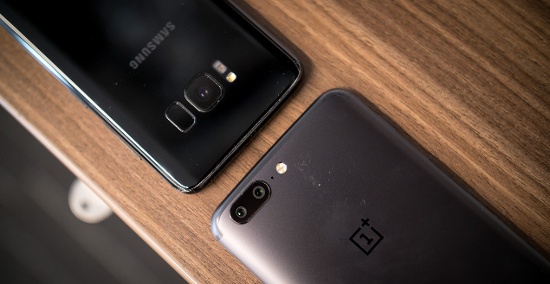 Tương tự như iPhone 7 Plus, OnePlus 5 được trang bị hai camera ở mặt sau, một camera cảm biến 16MP, khẩu độ f/1.7 và camera còn lại có ống kính tele cảm biến 20MP với khẩu độ f/2.6. Camera chính của máy có khả năng quay video 4K, chụp chân dung với hiệu ứng xóa phông cũng như tích hợp chế độ Pro để cài đặt các thông số chụp hình bằng tay tùy theo nhu cầu. Camera trước của OnePlus 5 có độ phân giải 16MP và có khả năng quay video 1080p.