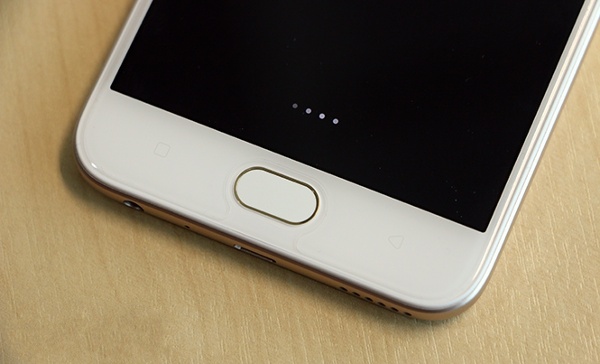 Cảm biến vân tay trên Oppo A57 là loại một chạm, chỉ cần chạm nhẹ để mở khoá điện thoại hoặc ứng dụng chứ không cần bấm. Tốc độ nhận diện của cảm biến vân tay nhanh và màn hình gần như mở tức thì sau khi chạm. 