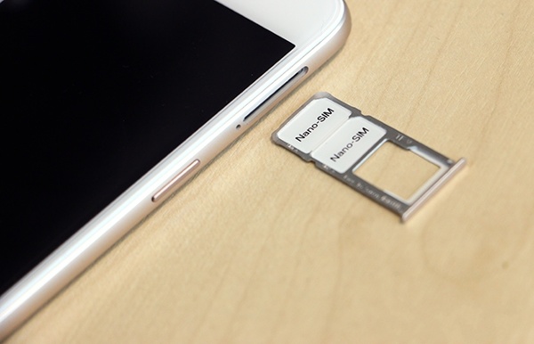 Một ưu điểm khác của máy đó là hỗ trợ 2 SIM chuẩn Nano và khe cắm thẻ nhớ độc lập mà không phải dùng chung với khay SIM như người anh em của mình.