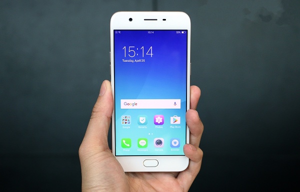 Màn hình giảm nhưng vẫn đủ dùng: màn hình của Oppo A57 được thu gọn xuống còn 5,2 inch (từ 5,5 inch trên F3) và tất nhiên độ phân giải cũng giảm xuống còn HD (1280 x 720 pixel), nhưng vẫn còn được bảo vệ chống trầy tốt bằng kính cường lực Gorilla Glass 4.