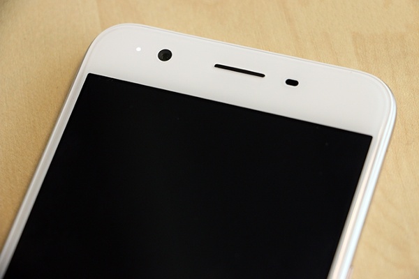 Camera selfie vẫn là điểm nhấn: Ở mặt trước, camera kép trên Oppo F3 đã được thay bằng camera đơn trên Oppo A57 nhưng vẫn ở độ phân giải 16MP với khẩu độ f/2.0, cảm biến 1/1.3 inch và không có đèn flash, nhưng có thể dùng ánh sáng màn hình để trợ sáng khi chụp ban đêm. 