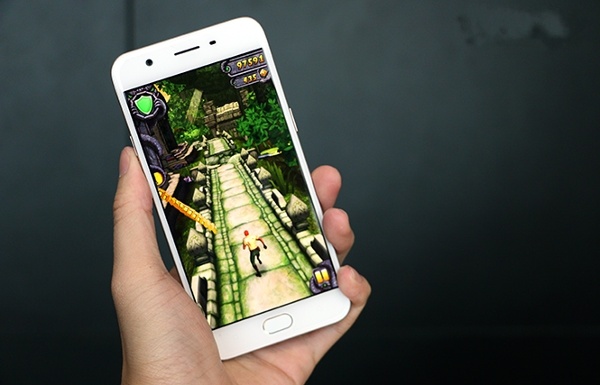 Phần cứng đủ dùng cho nhu cầu phổ thông: Điều thú vị là Oppo A57 được trang bị bộ vi xử lý Snapdragon 435 tám nhân Cortex A53, đồ họa Adreno 505 và bộ nhớ RAM 3GB. Đây là chiếc smartphone đầu tiên thuộc phân khúc tầm trung của Oppo sử dụng bộ vi xử lý Snapdragon 435 (Oppo F1s và F3 đều sử dụng vi xử lý của Mediatek), con chip này là bản nâng cấp của chip Snapdragon 430 cho hiệu năng tốt hơn. 