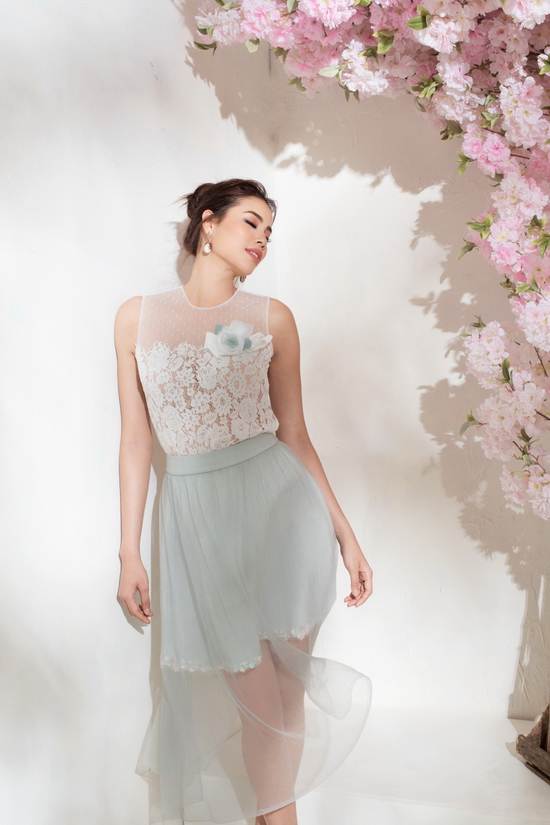 Ở phần thân trên, chiếc áo còn được thiết kế tinh tế, giúp bạn khoe bờ vai gợi cảm và làn da mịn màng.
