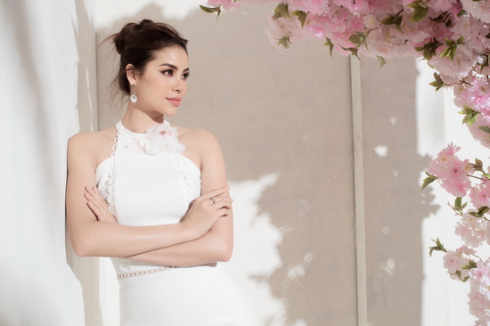Sự bắt mắt của bộ trang phục còn phải kể set phụ kiện thời thượng cùng đôi cao gót tôn dáng của đương kim Hoa hậu Hoàn vũ Việt Nam.