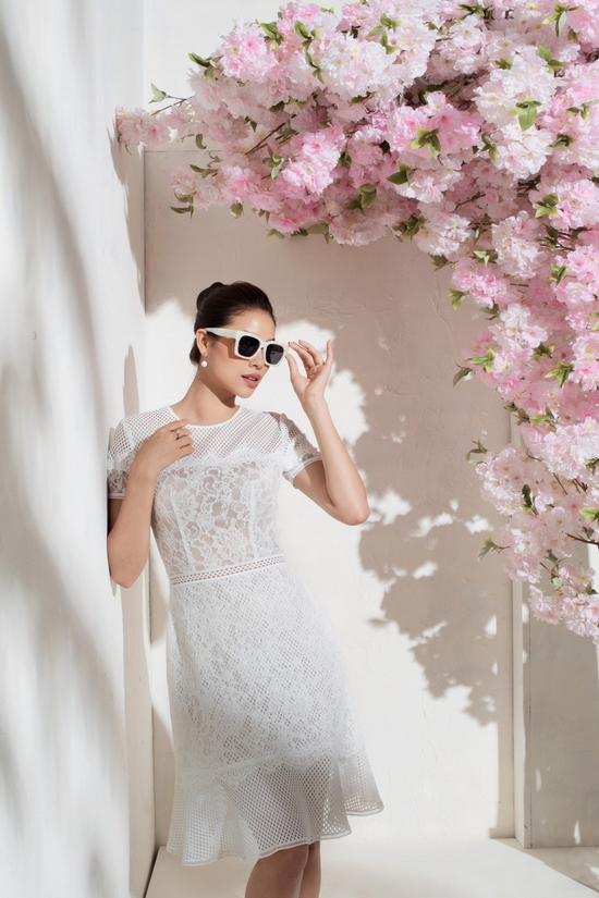 Phong cách màu trang điểm nhẹ nhàngkết hợp ăn ý cùng set phụ kiện mắt kính thời thượng.
