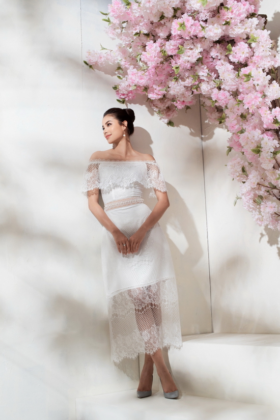 Lựa chọn phối cùng giày cao gót màu pastel với đôi bông tai ton-sur-ton chiếc váy tăng tính thời thượng cho kiểu đồ.