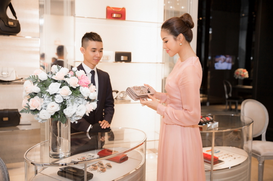 Ngoài ra, túi xách và những phụ kiện tinh tế đi kèm với bộ trang phục cũng khiến Phạm Hương rất quan tâm. Chính sự tinh tế trong cách ăn mặc cũng như phối phụ kiện sành điệu, Phạm Hương từ lâu đã được khẳng định là một trong những hoa hậu có phong cách ăn mặc “highfashion” nhất nhì trong showbiz.