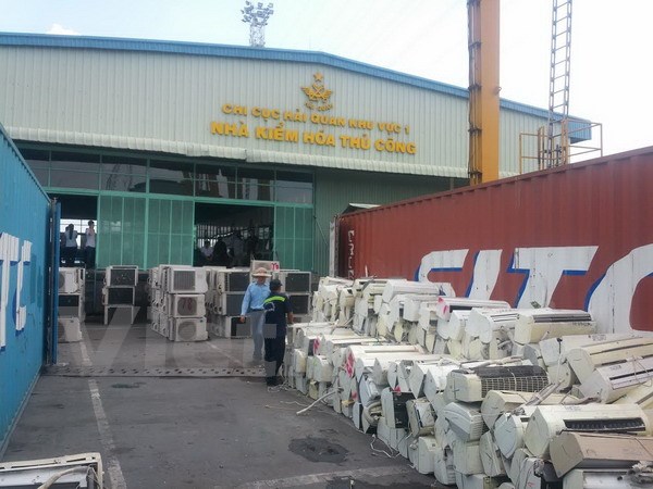 Lô hàng máy lạnh đã qua sử dụng nhập lậu cảng Cát Lái. (Ảnh: Hoàng Hải/Vietnam+)