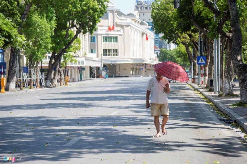 Nhiệt độ đo trong lều khí tượng ở Hà Nội chiều 3/6 đạt 41 độ C, đỉnh điểm của đợt nắng nóng. Tuy nhiên, thực tế ngoài trời còn cao hơn mức này nhiều, gây nóng bỏng rát cho người đi đường. Phố đi bộ quanh hồ Gươm vì thế vắng tanh.