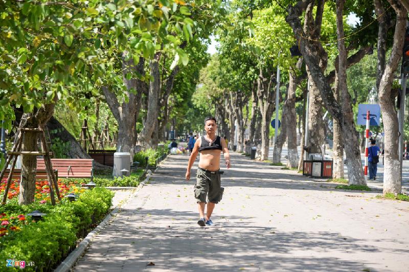 “Tôi đi bộ ở đây còn hy vọng có gió hồ thổi cho mát, chứ ở nhà mãi nóng không chịu được”, anh Hùng chia sẻ.