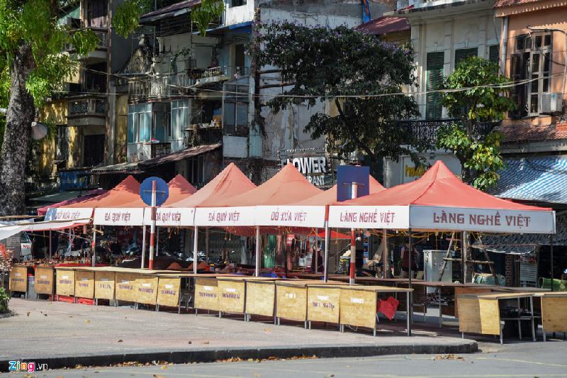 Khu cửa hàng bày bán đồ Việt hứng trọn cái nắng oi ả.