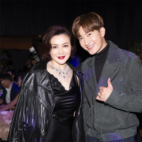 Quan Chi Lâm bị đồn hẹn hò ngôi sao kém cô 24 tuổi Zhou Mi. Tuy nhiên, người đẹp phủ nhận tin đồn này.