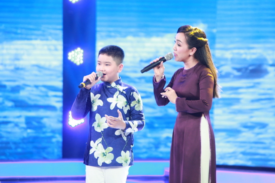 “Cậu bé hát chèo” Quang Diễn bản lĩnh song ca cùng ca sĩ Hà Vân  Mở đầu đêm thi, là tiết mục song ca cùng khách mời của “cậu bé hát chèo” Quang Diễn. Vẫn phong thái bản lĩnh, tự tin, Quang Diễn cùng với nữ ca sĩ Hà Vân trình bày ca khúc Tình ta biển bạc đồng xanh – ca khúc nổi tiếng về tình yêu đất nước của nhạc sĩ Hoàng Sông Hương. Ở cuối tiết mục, Quang Diễn bày tỏ cậu đã rất lo lắng vì cảm nhận bản thân hát chưa tốt ở một số quãng thấp.