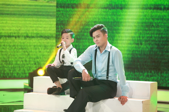 Cười lăn trước màn “dìm hàng” nhau của Võ Minh Lâm, Minh Chiến  Ở vòng thi trước, Ban giám khảo đã vô cùng ấn tượng trước màn hoá thân thành ca sĩ Quang Linh của cậu bé 9 tuổi Minh Chiến với ca khúc Thương quá Việt Nam. Trong vòng thi này, cậu bé khiến khán giả thích thú khi đóng bộ thư sinh, đeo kính đen, về thăm miền Tây cùng ca sĩ điển trai Võ Minh Lâm. Cả hai đã có tiết mục song ca vô cùng hòa quyện với bài hát Yêu em gái miền Tây được dàn dựng đầy tươi vui. 
