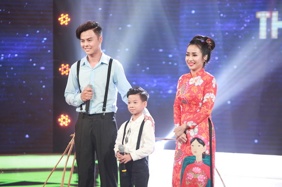Nhận xét về tiết mục, NSND Thu Hiền bày tỏ sự yêu thích đối với tiết mục của Minh Chiến, dễ gần mà hấp dẫn, kết hợp được giữa biểu diễn và giọng hát. Bên cạnh đó cô cũng đề nghị cậu bé cảm ơn Võ Minh Lâm vì chàng ca sĩ đã phải hát tông thấp hơn để nâng tiếng hát của Minh Chiến. Về phần giám khảo Quang Linh, anh giả vờ giận dỗi “không thèm nhận xét” vì nghi ngờ cậu bé không chịu uống sữa: “Từ vòng thi đầu đến giờ có cao lên được miếng nào đâu”. Đáp lại sự quan tâm của nam giám khảo, cậu bé cho biết mỗi ngày cũng uống rất nhiều sữa khiến Quang Linh phần nào yên tâm.