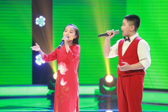 Quỳnh Như - Quang Diễn bất ngờ kết hợp trong bài hát Dân ca Nghệ Tĩnh  Tiếp nối chương trình là phần thi Song Đấu của cặp thí sinh nhí Quỳnh Như và Quang Diễn. Với ca khúc Người đi xây hồ kẻ gỗ - một sáng tác của nhạc sĩ Nguyễn Văn Tý, hai thí sinh đã có tiết mục khá thành công, phô diễn được giọng hát điêu luyện, đầy nội lực của mình.