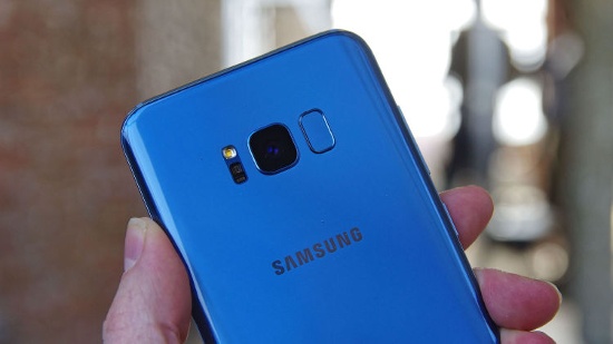 Galaxy S8 là nhà vô địch camera: Không thể phủ nhận, camera kép trên OnePlus 5 chắc chắn là rất ấn tượng, vì nó có thể làm được những việc mà camera của Galaxy S8 không thể, như chế độ Portrait chuyên nghiệp và zoom quang học nhờ ống kính tele thứ hai. Tuy nhiên, xét về chất lượng ảnh thì Galaxy S8 vẫn ghi điểm tốt hơn, đặc biệt là trong các tình huống ánh sáng yếu.