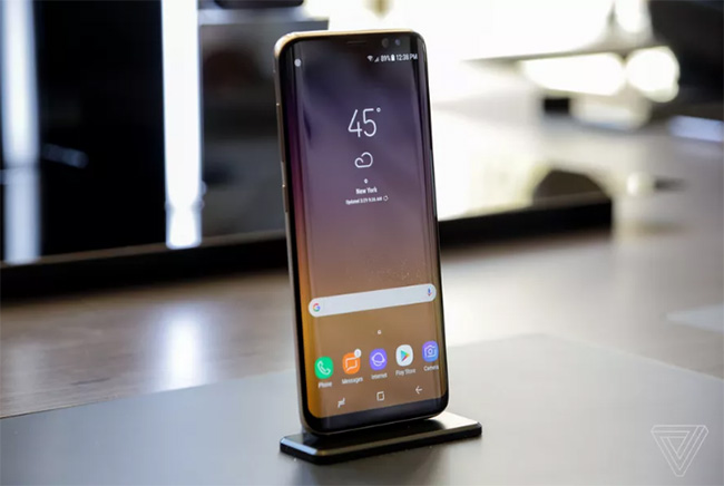 Nhận diện khuôn mặt trên Galaxy S8 dễ lừa: So với tính năng quét mống mắt thì việc mở khóa Galaxy S8 bằng chức năng nhận dạng khuôn mặt là nhanh hơn và cần ít bước thiết lập hơn. Tuy nhiên, quá trình thiêt lập đôi khi thiết bị không đăng ký được khuôn mặt và phải thử lại nhiều lần. Chưa kể, người khác có thể sử dụng một tấm ảnh khuôn mặt của họ được chụp trên thiết bị khác để mở khóa Galaxy S8, như vậy nó không còn bảo mật nữa. 