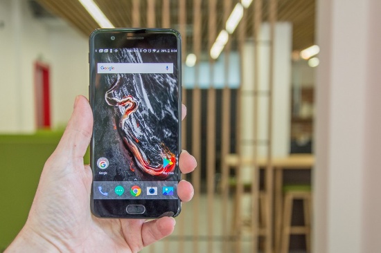 Màn hình OnePlus 5 vẫn đủ tốt cho giải trí không cần 2K: Mặc dù Galaxy S8 sở hữu màn hình độ phân giải 2K, tuy nhiên thực tế đã chứng minh nếu nhìn ở khoảng cách xa thì không có sự khác. Ngay cả khi phóng lớn cũng khó có thể nhận ra sự khác biệt đó, chỉ khi nhìn vào thật sát mới có thể thấy điểm ảnh trên màn hình Full HD lớn hơn so với màn hình 2K. Như vậy màn hình “siêu sắc nét” và tốn kém như Gaalxy S8 là không cần thiết vào lúc này.