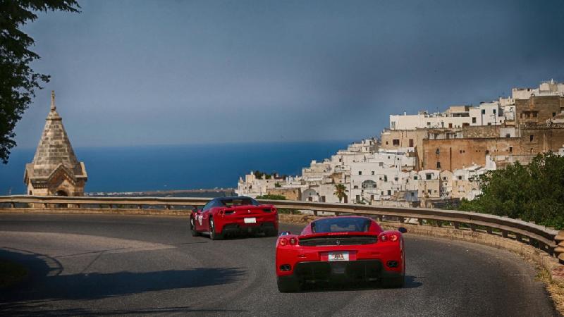 Bên cạnh đó, một số dòng xe cổ, mang tính biểu tượng của Ferrari như F40, F50 và Enzo cũng góp mặt. Tất nhiên, ngôi sao sáng nhất trong buổi diễu hành này là siêu phẩm LaFerrari Aperta. 