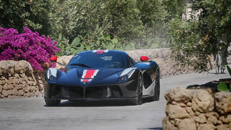 Ferrari LaFerrari Aperta có giá bán 2 triệu USD, được sản xuất với số lượng 200 xe.