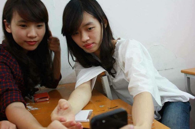 Với gương mặt gây ấn tượng khi được ví hao hao với Tâm Tít, Khánh Linh - team Minh Tú là một trong những thí sinh nổi bật nhất The Face năm nay. Tuy nhiên, mới đây trên mạng xã hội xuất hiện loạt ảnh quá khứ của Khánh Linh khi chưa qua phẫu thuật thẩm mỹ khiến fan ngỡ ngàng.  Khán giả dường như không còn nhận ra sắc vóc của người đẹp vì hình ảnh khác một trời một vực. Chân dài Hà thành sinh năm 1995 cũng không ngại thừa nhận chuyện mình từng thẩm mỹ, cụ thể là niềng răng và chỉnh mũi.