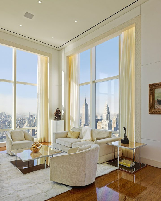 Căn penthouse rộng gần 1.400 m2 này gồm 34 phòng trong đó có 12 phòng ngủ và 16 phòng tắm. Toàn bộ mặt ngoài tòa nhà có kết cấu trụ đồng và kính thủy tinh màu. Chỉ tiếc là Chính Chu vì không đạt được thỏa thuận nên đã không mua nốt nửa còn lại của tầng 90.