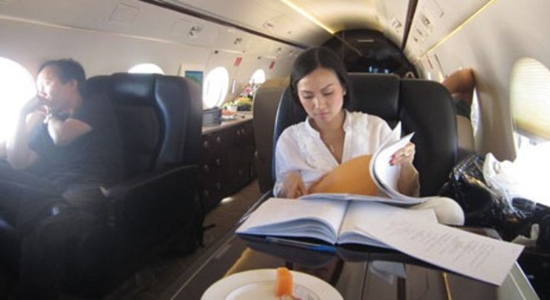 Hà Phương cùng chồng trên phi cơ của gia đình.