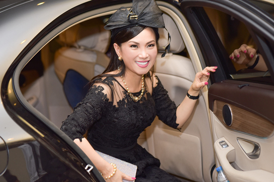 Hà Phương thường ít khi diện hàng hiệu đắt tiền nhưng đã dùng thì đều là sản phẩm đẳng cấp 1. Chẳng hạn như trong hình, Hà Phương đeo bộ trang sức ngọc trai có giá 1,2 tỷ đồng kết hợp cùng đồng hồ Chanel, giày Fendi.
