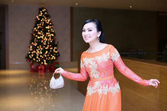 Trong một sự kiện khác, cô lại đi trên chiếc xế sang màu đỏ, diện váy Elie Saab 10.000 USD (230 triệu đồng) cùng túi xách hiệu và tặng 3 tỷ đồng vào quỹ từ thiện.