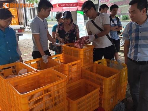 Người dân lựa chọn các miếng thịt tươi ngon. 