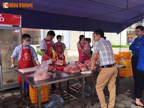  Chỉ vài tiếng đồng hồ, gần 20kg đã gần hết.