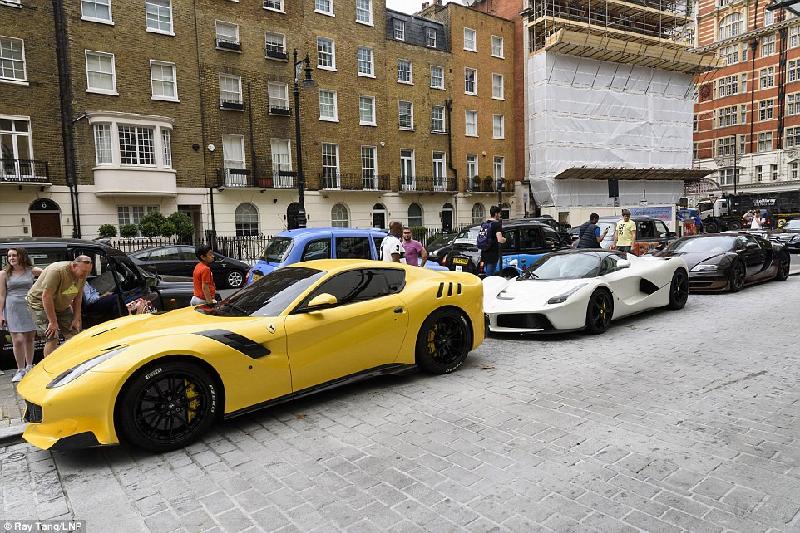 Vào mỗi mùa hè, các tỷ phú Ả-rập lại chở dàn siêu xe trị giá hàng triệu USD tới London để tránh nắng. Đây là lúc những bộ sưu tập xe đắt giá nhất hành tinh lộ diện. Mộ trong những thiếu gia Ả-rập có thú vui tránh nóng này là Sheikh Khalid bin Hamad Al Thani, thái tử Qatar, một người đam mê siêu xe và sở hữu số lượng lớn những chiếc hypercar đáng mơ ước.