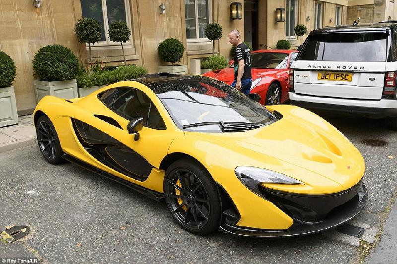 McLaren P1 cực hiếm của thái tử Qatar có thể đạt tốc độ 350 km/h, là một trong tổng số 375 chiếc trên toàn cầu. Xe sử dụng động cơ V8, 3,8 lít tăng áp kép, kết hợp cùng motor điện, cho tổng công suất 904 mã lực.