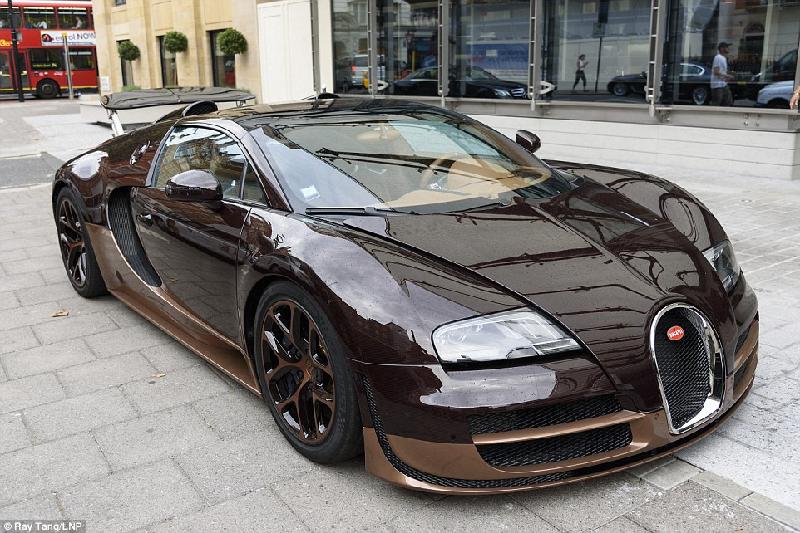 Bugatti Veyron 16.4 Grand Sport là một trong những siêu xe mạnh nhất hành tinh, trước khi Chiron ra đời. Công suất cực đại đạt 1.200 mã lực và mô-men xoắn 1.500 Nm. Hãng xe Pháp chỉ sản xuất giới hạn 30 chiếc trên toàn cầu với mức giá trên 2 triệu USD. Siêu xe này có thể đạt tốc độ tối đa 410 km/h, nắm giữ kỷ lục siêu xe mui trần nhanh nhất trên thế giới.