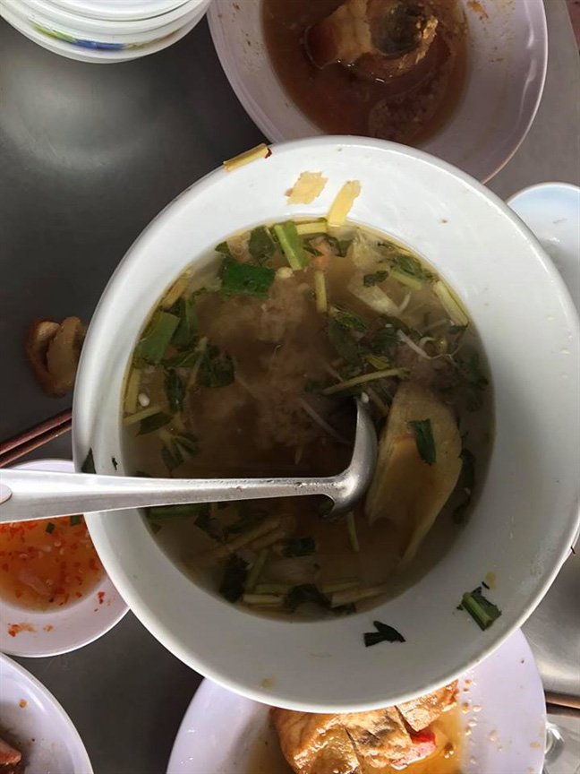 Sốc với giá tô canh chua 250 ngàn đồng