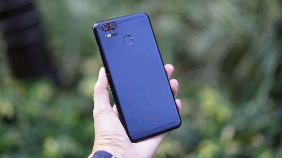 Asus ZenFone 3 Zoom là mẫu smartphone chuyên chụp hình với điểm nhấn là hệ thống camera kép ở mặt sau. Như vậy đây là mẫu smartphone thứ ba trong danh sách này sở hữu tính năng camera kép, bên cạnh OnePlus 5 và Mate 9. 