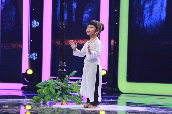 Đến với đêm thi Bán kết, một lần nữa, cô bé lại khiến dân tình “chao đảo” khi hóa thân thành nữ MC Trác Thúy Miêu vô cùng xuất sắc với những biểu cảm và cách dẫn dắt y hệt bản gốc. Biệt danh “Trác Thúy Miêu phiên bản nhí” được gắn liền với Quế Anh chính từ phần thi gây sốt này. 