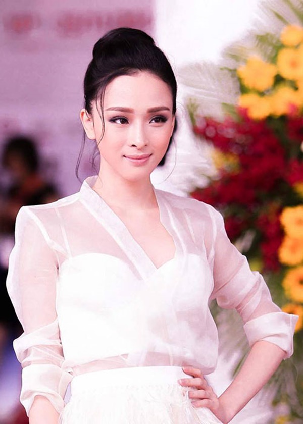 Hoa hậu Phương Nga: Tình tiền và tù tội  Lao đao trong vụ kiện cáo với đại gia Cao Toàn Mỹ, Hoa hậu Phương Nga trở thành tâm điểm của báo chí suốt 2 năm qua. Nhiều tình tiết mới được tiết lộ, vụ án tưởng đơn giản hóa ra lại quá phức tạp. Dù phải đứng trước vành móng ngựa, nhưng Phương Nga cho đến lúc này, vẫn thể hiện một thái độ bình tĩnh đến bất ngờ.  Sáng 26/6/2017, phiên xử sơ thẩm vụ Hoa hậu Phương Nga cùng đồng phạm trong vụ án lừa đảo chiếm đoạt tài sản tiếp tục ngày thứ 3. Không còn chọn quyền im lặng như ở những phiên tòa trước, người đẹp trực tiếp trả lời câu hỏi từ tòa và luật sư.  Hoa hậu Phương Nga là tâm điểm của sự chú ý suốt nhiều ngày qua