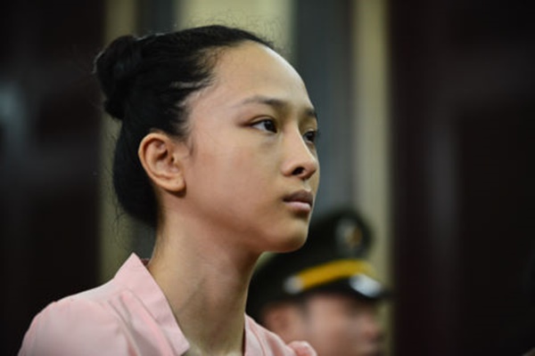 Hình ảnh Phương Nga tại phiên tòa xử án  Dù thắng hay thua trong vụ án lần này, đối với Phương Nga, hình ảnh nàng hoa hậu cũng không còn được như xưa. Rất mạnh mẽ và đôi lần xuất hiện nụ cười, nhưng nhiều người vẫn không khỏi xót thương cho nhan sắc tiều tụy của nàng.  Vốn là một hoa hậu thông minh, nhiều đồng nghiệp bày tỏ sự tiếc nuối cho một số phận tài sắc như Phương Nga. Tại thời điểm này, rất đông khán giả chờ đợi một cái kết cho vụ án “Nga – Mỹ”, dù kết cục có thế nào.
