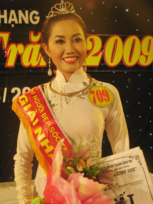 Hoa hậu Mỹ Xuân một thời gây bão dư luận  Mỹ Xuân đăng quang hoa hậu Nam Mê Kông 2009 nhưng sự nghiệp không có gì nổi bật  Nếu vụ án của Hoa hậu Phương Nga là cuộc đôi co giữa đôi bên và nhận nhiều ý kiến trái chiều từ cư dân mạng thì vụ án của Hoa hậu Mỹ Xuân lại phải chịu nhiều chỉ trích dư luận.  Mỹ Xuân được biết đến khi đăng quang Hoa hậu Nam Mê Kông 2009. Sau đó cô xuất hiện với nhiều cảnh nóng bỏng trong MV của nam ca sĩ Quách Tuấn Du. Hoạt động nghệ thuật của Mỹ Xuân khá mờ nhạt, cho đến khi đường dây bán dâm của cô bị phát hiện.