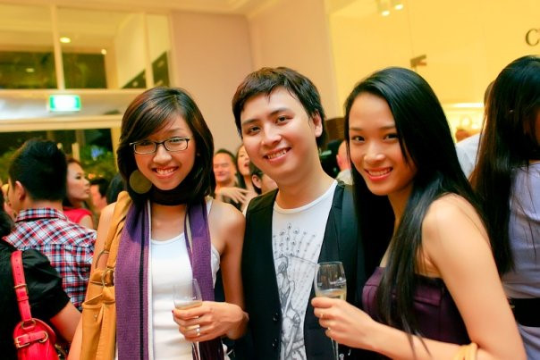 Hình ảnh của cô hồi năm 2009 bên nhà thiết kế Văn Thành Công. Đây cũng là lúc cô mới trở về Việt Nam. Mẹ Phương Nga chia sẻ những năm ở Nga là thời điểm hai mẹ con hạnh phúc nhất. Nhưng kể từ khi cô đăng quang và về nước, giữa hai người từng xảy ra khúc mắc.