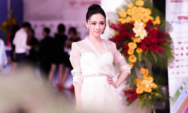 Phương Nga được đánh giá là thông minh và sắc sảo, có cá tính mạnh mẽ.