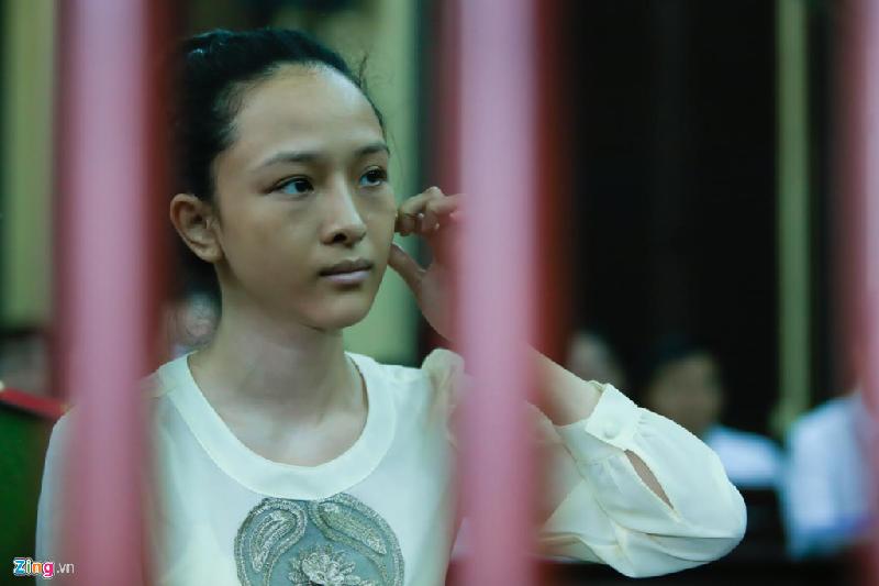 Hình ảnh Phương Nga tiều tụy khi có mặt trước vành móng ngựa.