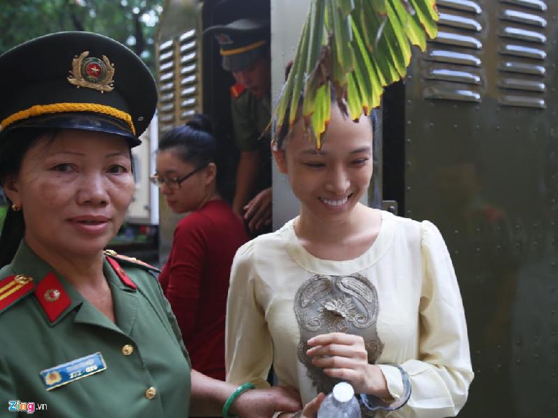 Phương Nga cười rất tươi khi xuất hiện tại tòa vào ngày 22/6.