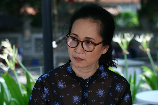 Thường thể hiện những vai diễn hiền lành, nên lần này, nữ nghệ sĩ gạo cội đã khiến khán giả phải bất ngờ khi hóa thân thành nhân vật có tính cách ghê gớm. Qua đó cô lại lần nữa cho thấy tài năng diễn xuất của mình khi làm người xem phải ghét cay ghét đắng nhân vật bà mẹ chồng quái chiêu này. Đây cũng là vai diễn phản diện đầu tiên trong 38 năm làm nghề của NSND Lan Hương.