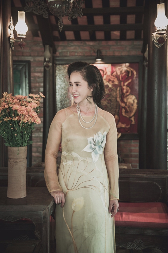 Để vào vai diễn này, cô cũng đã phải hy sinh nhan sắc khi khoác lên mình những bộ đồ luộm thuộm cùng mái tóc xoăn tít và cặp kính cận. Ngoài đời, NSND Lan Hương trông trẻ trung và duyên dáng dù đã bước vào tuổi 56.