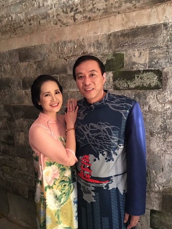 Bên cạnh đó, người phụ nữ này còn được ngưỡng mộ nhờ mối tình sắt son với ông xã là NSƯT Đỗ Kỷ. Đôi vợ chồng diễn viên này đã có gần 40 năm bên nhau hạnh phúc. Kể cả khi đã lên chức ông bà, họ vẫn khiến nhiều người ghen tị khi yêu thương và chăm sóc cho nhau như thủa mới yêu.