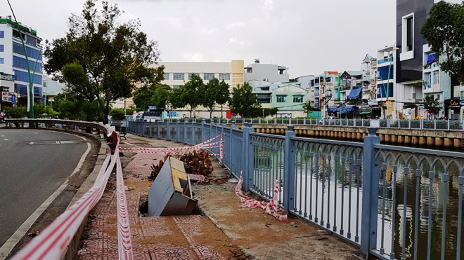 Hố sâu xuất hiện ven Kênh Nhiêu – Lộc Thị Nghè khiến nhiều người lo lắng