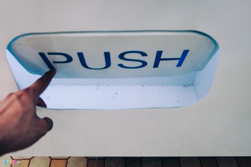 Khe PUSH để người mua có thể lấy hàng hóa dễ dàng. Kẻ xấu không thể đưa tay hay vật thể nào 